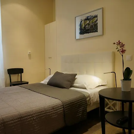 Zora Hotel *